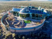 Earthship-Self-sufficient homes built from rubbish