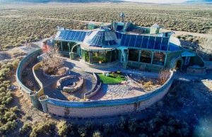 Earthship-Self-sufficient homes built from rubbish