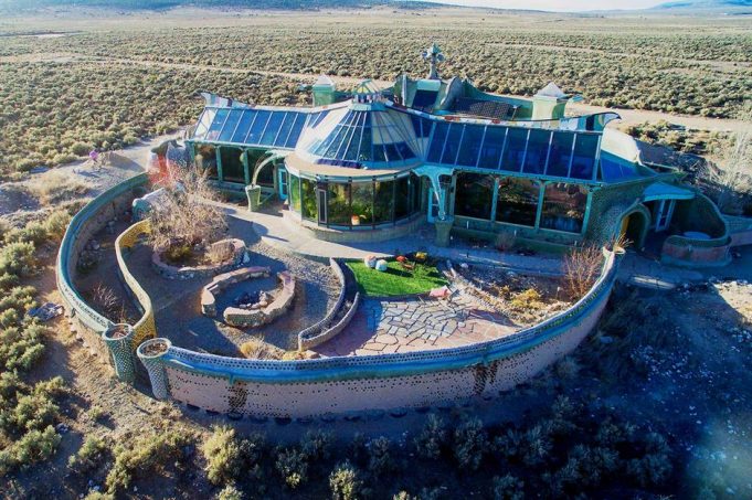 Earthship-Self-sufficient homes built from rubbish